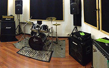 sala di 28 mq al sonora music center di roma allestita con i migliori strumenti per le prove dei musicisti piu esigenti
